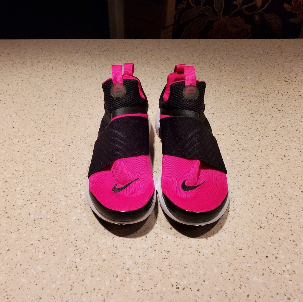 Nike Pink and Black Shoes - Picture 9 of 16